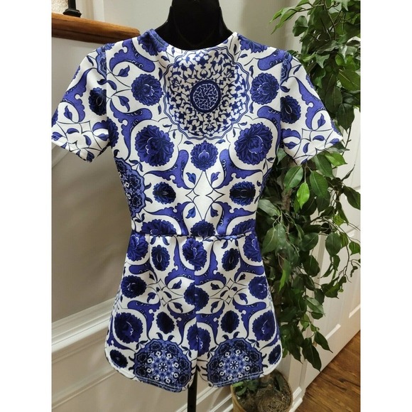 Boohoo Women White & Blue Floral Polyester V-Neck ShortSleeve Romper Suit Size 6 - Picture 5 of 8